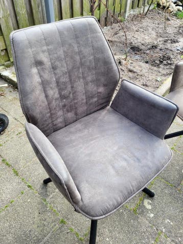 Twee Moderne draaibare eetkamerstoelen