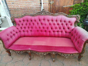 Rood/roze bank in redelijk slechte staat