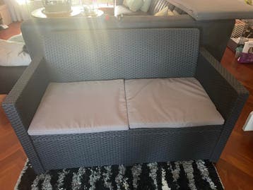 Donkergrijze tweepersoonsbank met kussens