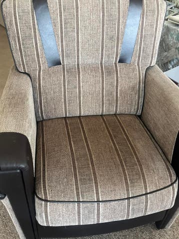 Stoelen, zijn er 2 van!