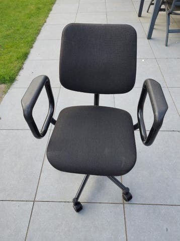 Zwarte bureaustoel met verstelbare rugleuning en zitting