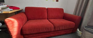 Gebruikte tweepersoon rode stoffen bank