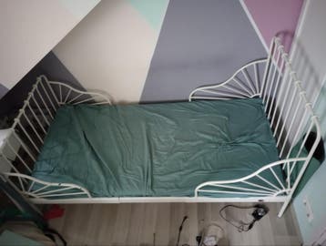 Wit meegroeibed met metalen frame
