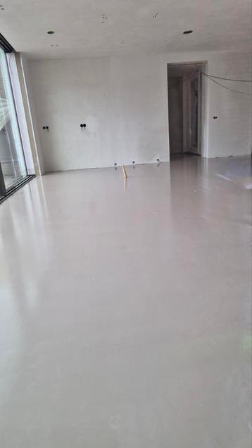 .Egaliseren.Betoncire .Gietvloeren .epoxy .pvc