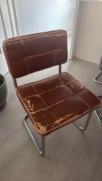 6 eetkamerstoelen beschadigd nepleer