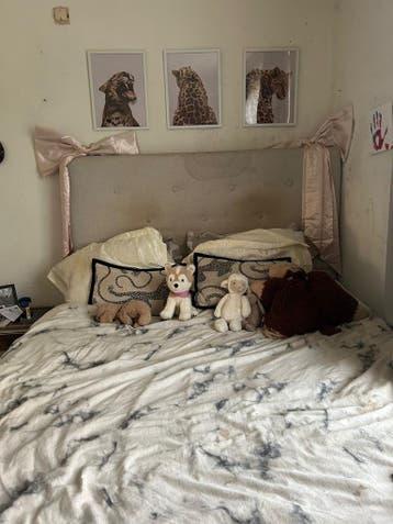 Tweepersoons  boxspring  met gestoffeerd hoofdbord