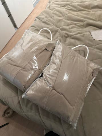 Twee beige gordijnen van Action