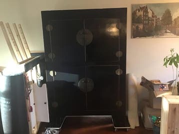 Zwarte Chinese kast met messing beslag