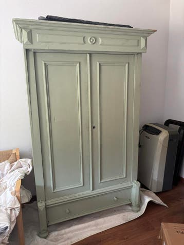 Groen geschilderde kast met 3 planken