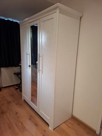 Witte kledingkast met spiegeldeur en veel opbergruimte