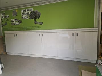 Groot dressoir met LED verlichting, uit een kantoorbus