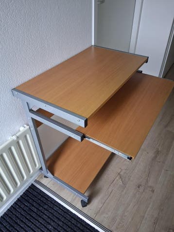 Handige computer tafel op wieltjes