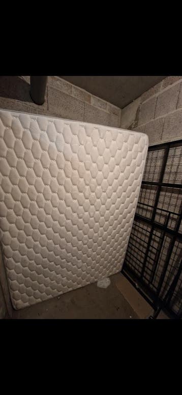 Bedframe met matras – compleet frame (schroeven ontbreken)