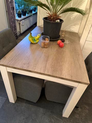 Gratis! Moderne eettafel met houtlook blad en witte poten
