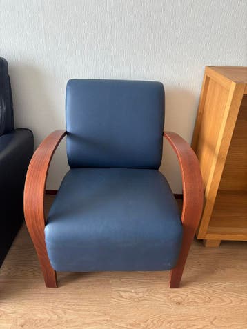 Nette leren stoel met houten armleuningen