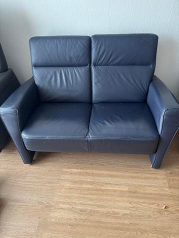 Donkerblauwe leren tweepersoonsbank in goede staat