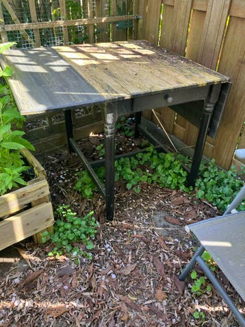 Gratis houten eettafel