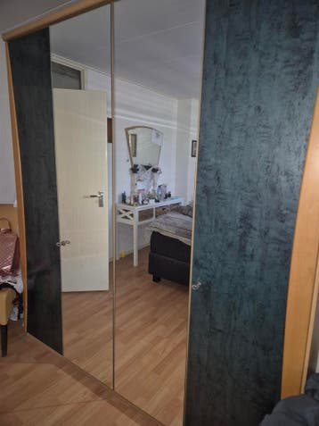 Ruime kledingkast met spiegeldeuren