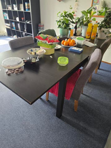 Gratis 1 eettafel en 4 stoelen