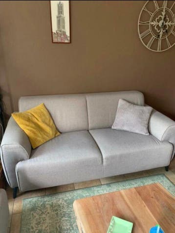 Lichtgrijze tweezitsbank