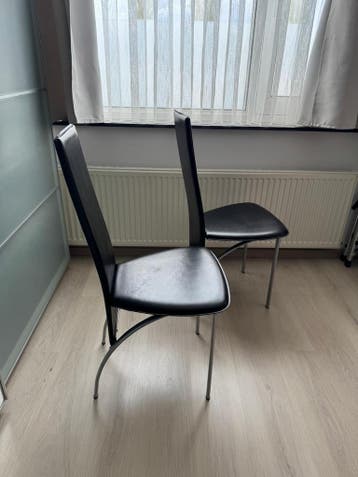 2 stoelen lichte gebruikssporen