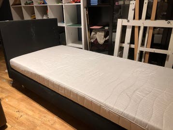 Eenpersoonsbed met matras  gratis!