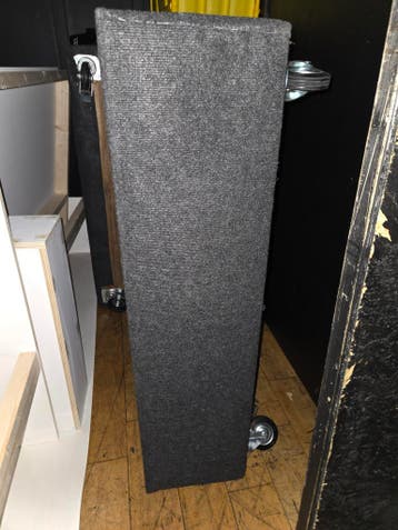 Podiumdelen van Europallets met tapijt en wielen