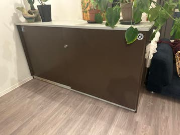 Grote metalen archiefkast met schuifdeuren