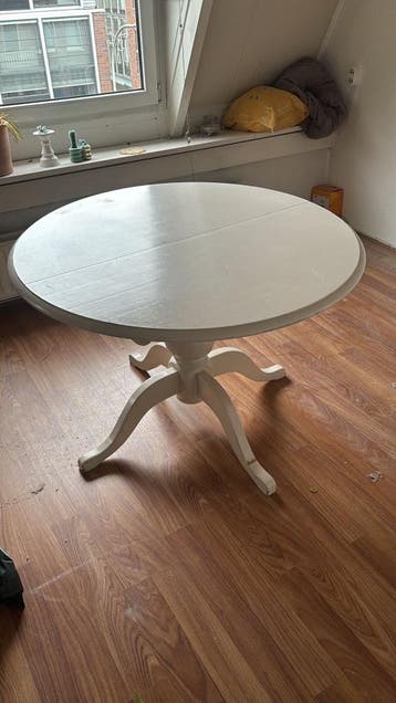 Witte houten uitschuiftafel