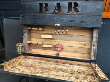 Bar hout met glazen