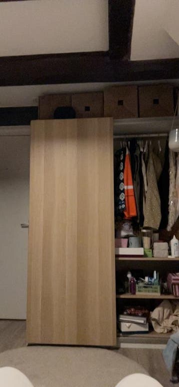 IKEA PAX kledingkast met schuifdeur in eiken look.