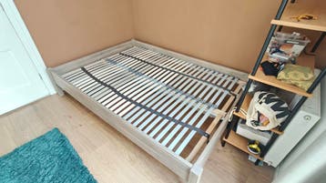 Gratis bed frame 140 x 200 inclusief lattenbodem.