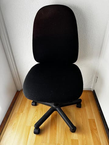 Verstelbare zwarte buro stoel  - GRATIS