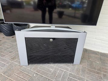 Philips tv kast met glazen deurtjes