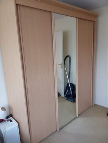 Grote kledingkast met spiegel gratis af te halen