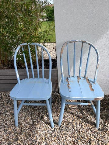 Twee vintage houten stoelen
