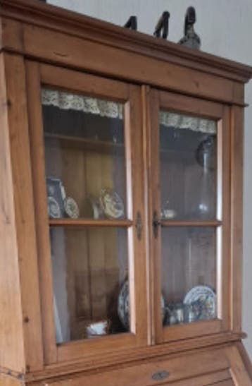 Gratis boven kast met ornamenten