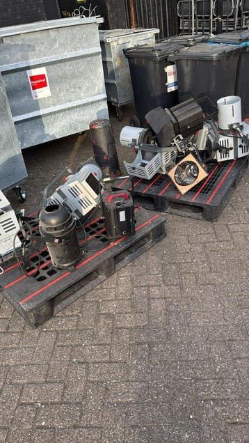 gratis: oud ijzer/ kapotte theater lampen