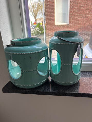 Twee turquoise windlichten