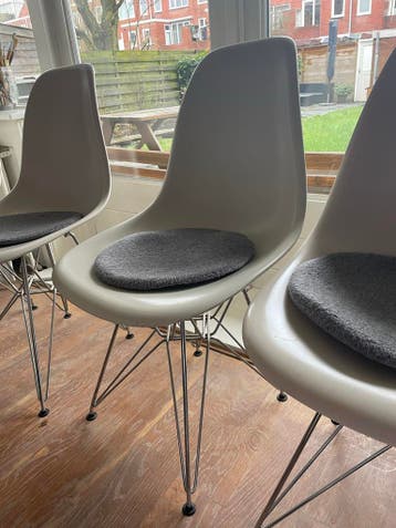 Set van 4 stoelen met metalen onderstel
