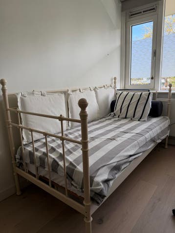 Eenpersoons bed incl matras GRATIS