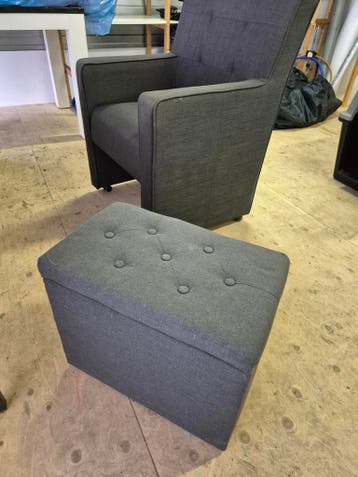 Stoel met bijpassende voetenbank met opbergruimte