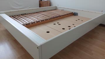 Wit bedframe. breed 1,90 met nachttafel 2,90  Lengte 2,10 m