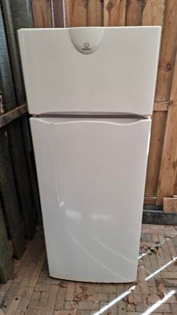 Koelkast met vriesvak. Doet het niet. GRATIS