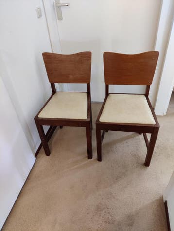 Twee vintage eetkamerstoelen, teakhout met creme bekleding
