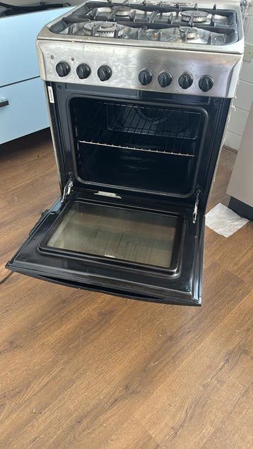 GRATIS !Vrijstaand gasfornuis met oven - Gebruikt