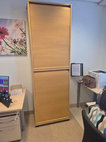 GRATIS.  Kast met roldeur, twee delen. Afmeting hxbxd. 2.40x