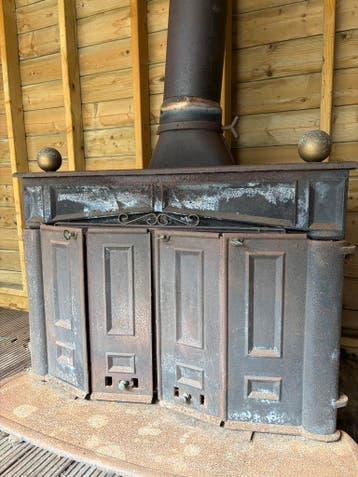 Houtkachel buiten, met afvoerpijp