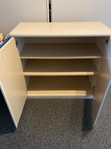 Kastje met twee deuren en planken