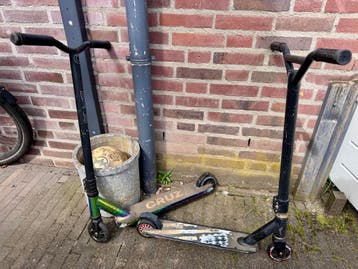 Twee stuntsteppen - Gebruikt maar functioneel